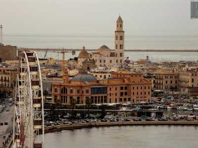 Su tutti svetta il campanile della Cattedrale, ma ben riconoscibile � anche il �cupolone� di Santa Teresa dei Maschi. E poi fanno bella mostra di s� il teatro Margherita, il molo San Nicola e sullo sfondo l�alto faro di San Cataldo 